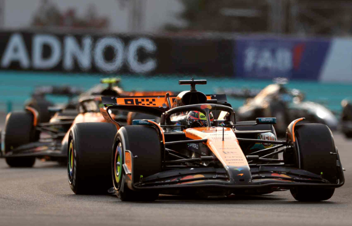 2025 Abu Dhabi Grand Prix - Oscar Piastrileads Lando Norris