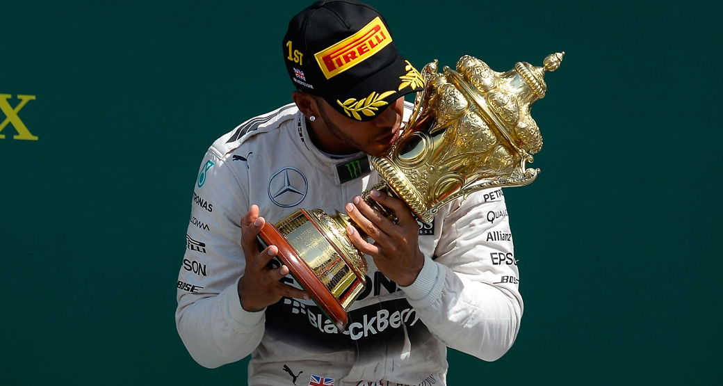 British-GP-2015-Hamilton-Trophy-Kiss