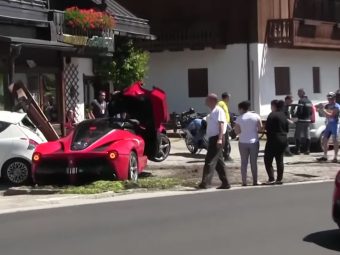 LaFerrari-Crashed