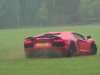 Lamborghini-Aventador-Drifting-in-Muddy-Field