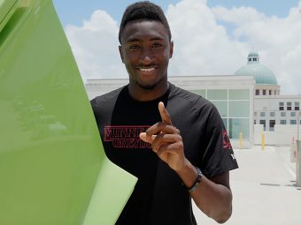 MKBHD reviews Apple CarPlay In A Lamborghini