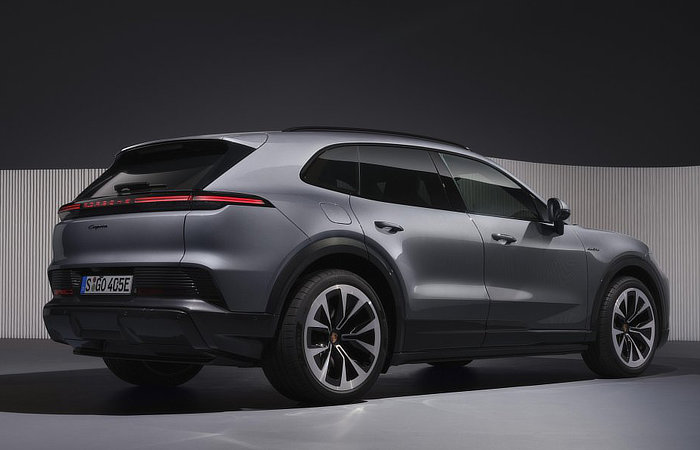 2025 Porsche Cayenne Electric - Stance