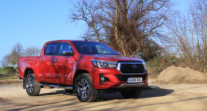 tOYOTA hILUX, 2019 REVEIW, POSING, DAILYCARBLOG.COM