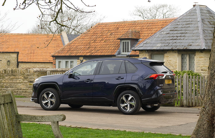 Toyota RAV 4 PHEV - Country Life - 005