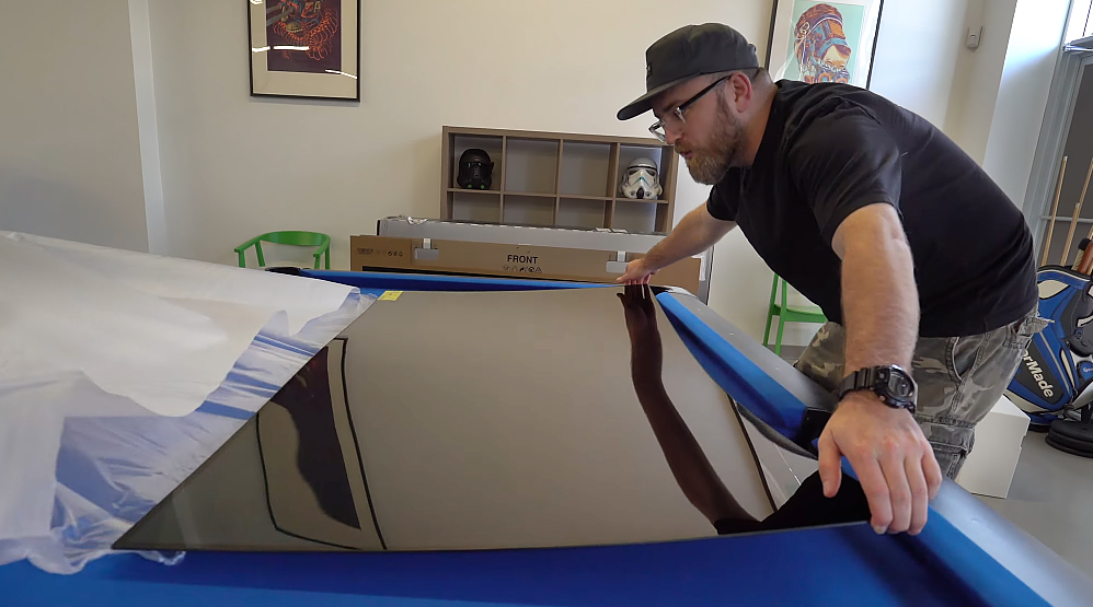 Unbox-Therapy-Man-LG-Wallpaper-TV-Dailycarblog